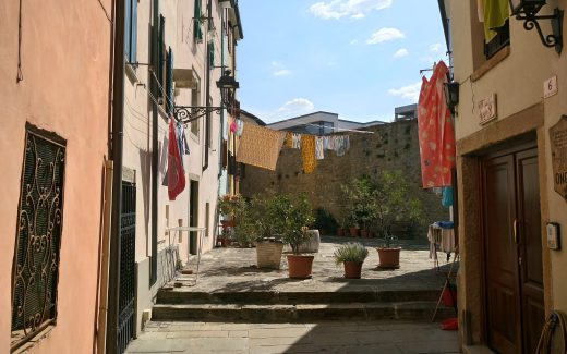 waescheleine in Norditalien zwischen zwei Häusern die besten reise-podcasts übersicht