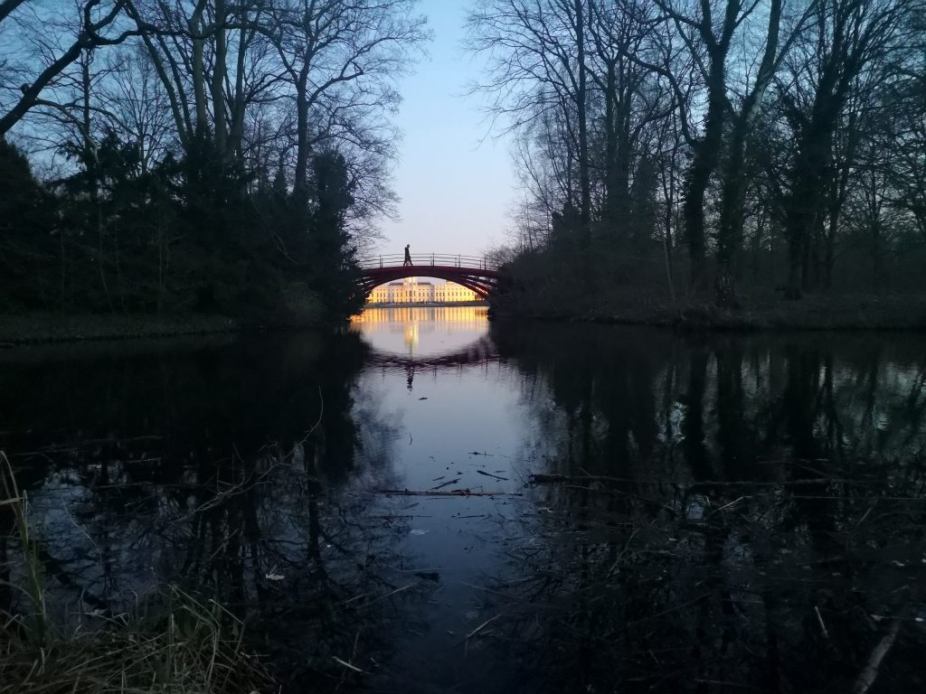 Brücke Instagram Charlottenburg Schlosspark spiegelt sich in Wasser