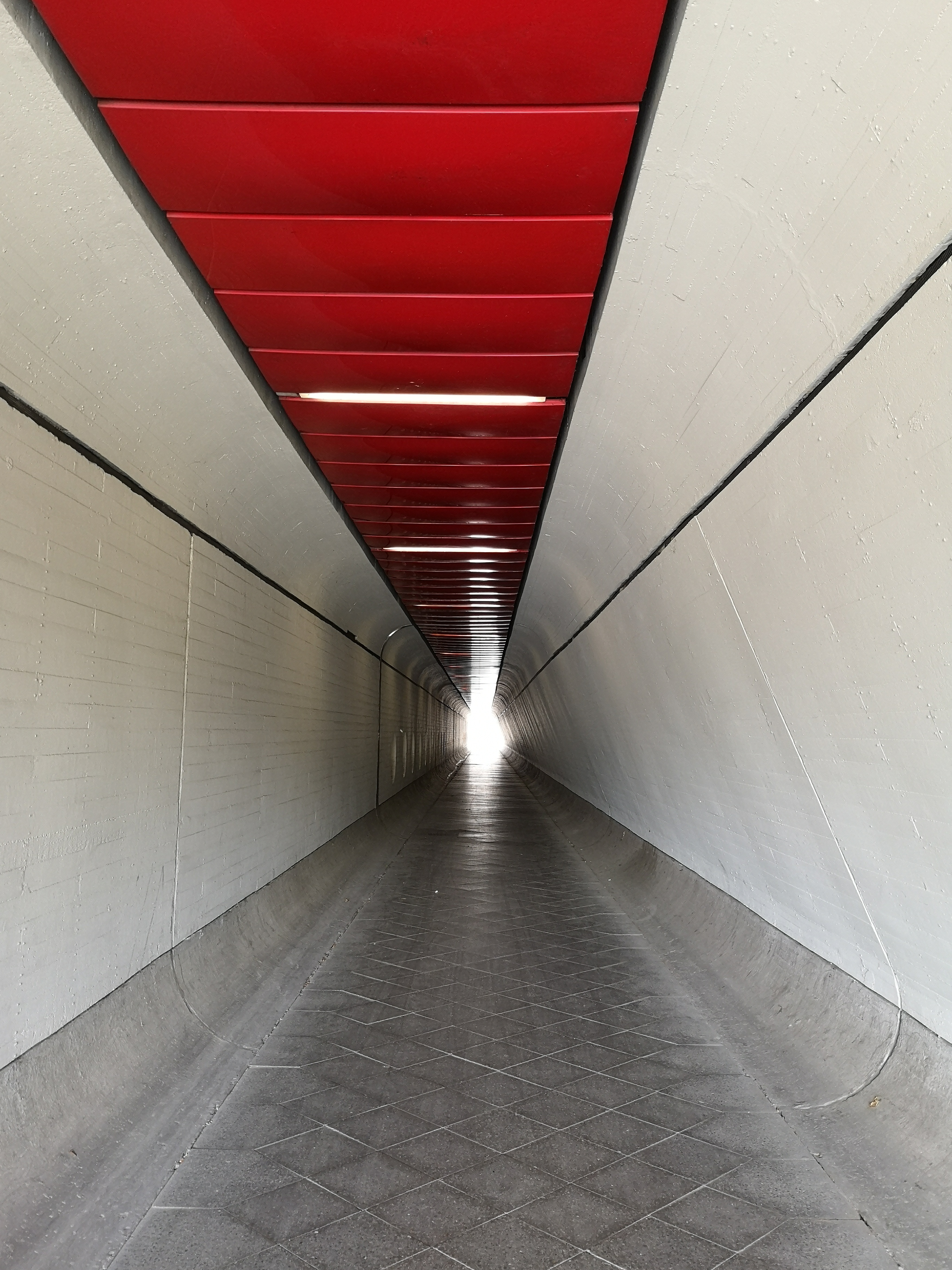 Flughafen-Tegel-Berlin-Schliessung-Tunnel-Eingang